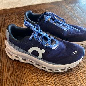 On cloud monster running shoes size 38